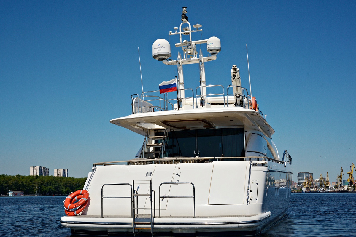 Аренда моторной яхты Fairline Squadron 74 в Москве